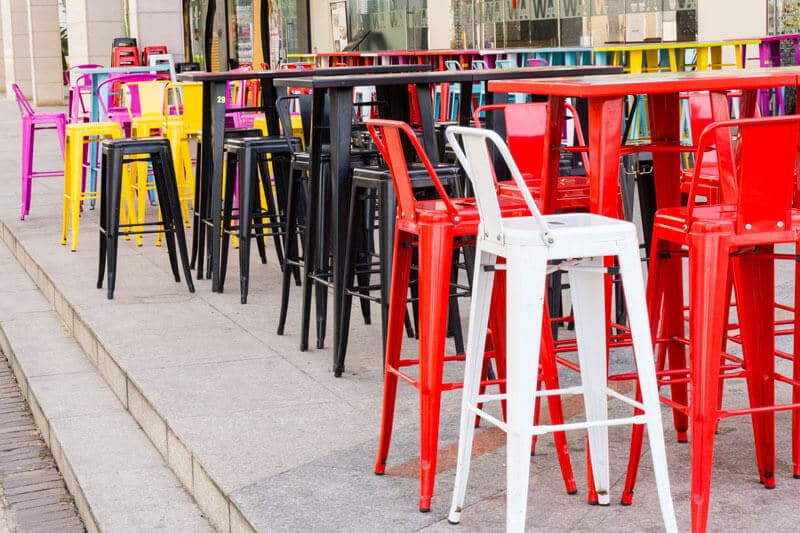 Repeindre le mobilier en métal de votre restaurant : tables, chaises